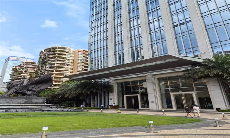 《繁华背后的坚守》